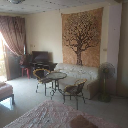 Artem'S Guesthouse Pantai Jomtien Bagian luar foto