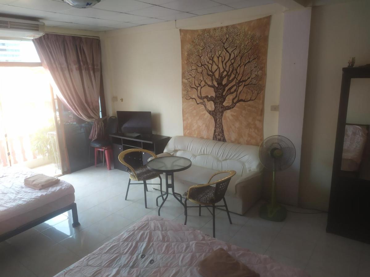 Artem'S Guesthouse Pantai Jomtien Bagian luar foto