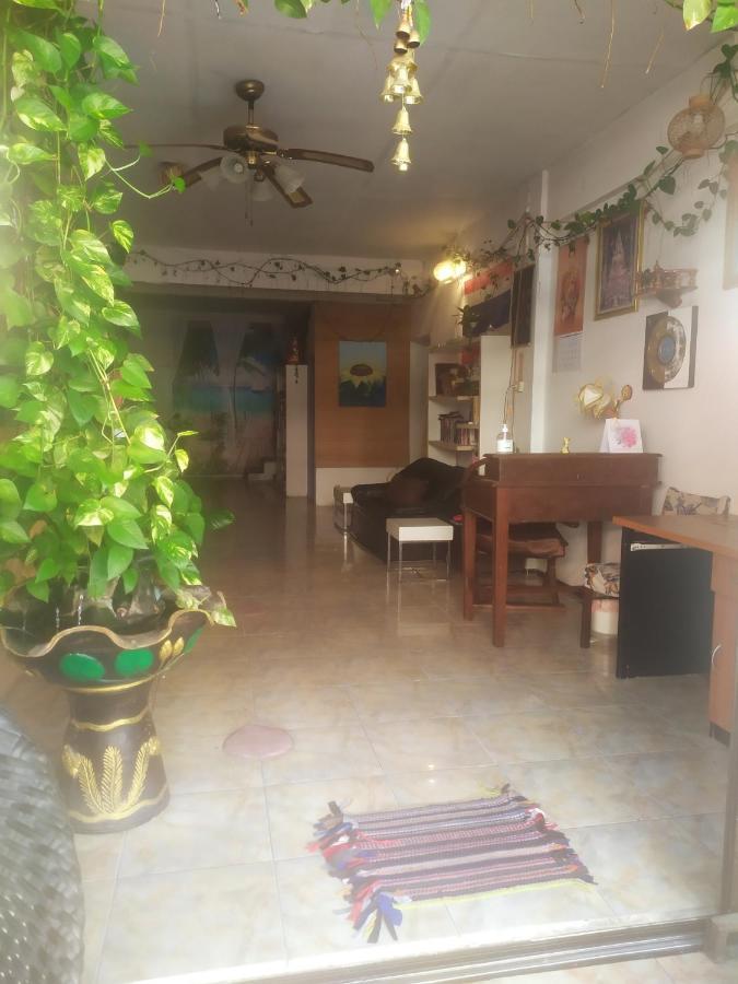 Artem'S Guesthouse Pantai Jomtien Bagian luar foto
