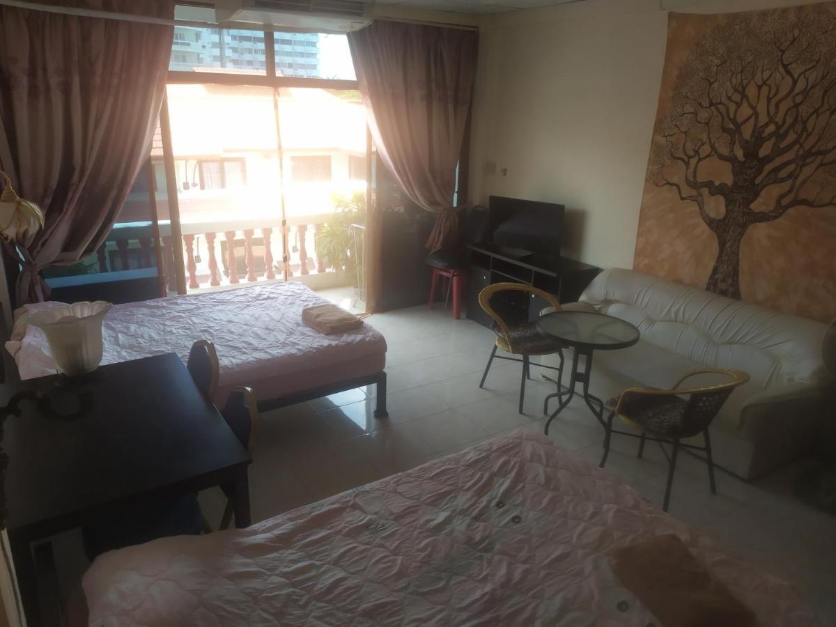 Artem'S Guesthouse Pantai Jomtien Bagian luar foto