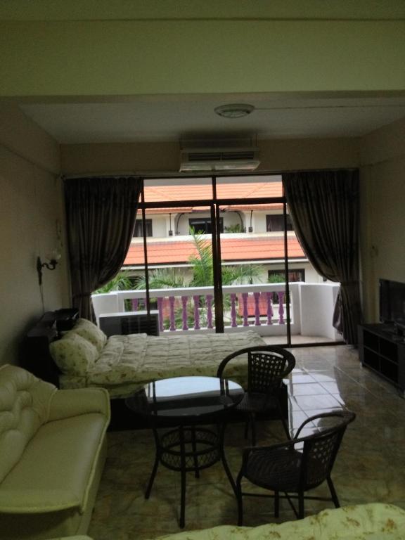 Artem'S Guesthouse Pantai Jomtien Bagian luar foto
