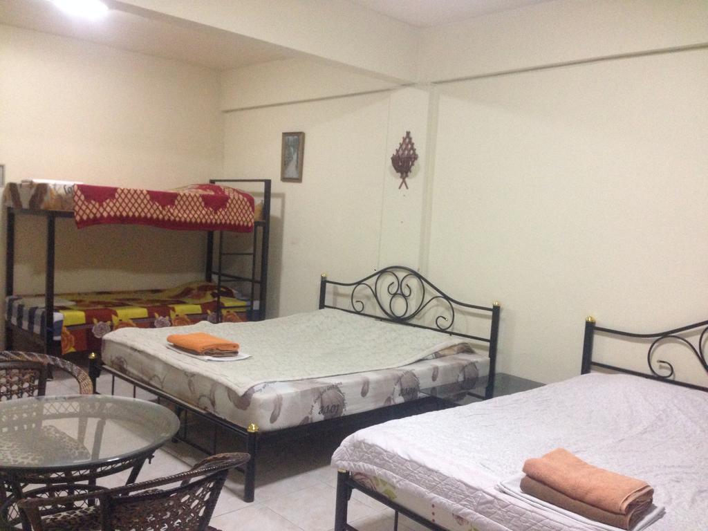 Artem'S Guesthouse Pantai Jomtien Bagian luar foto