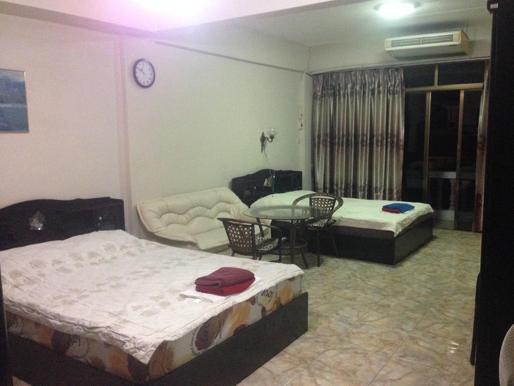 Artem'S Guesthouse Pantai Jomtien Bagian luar foto