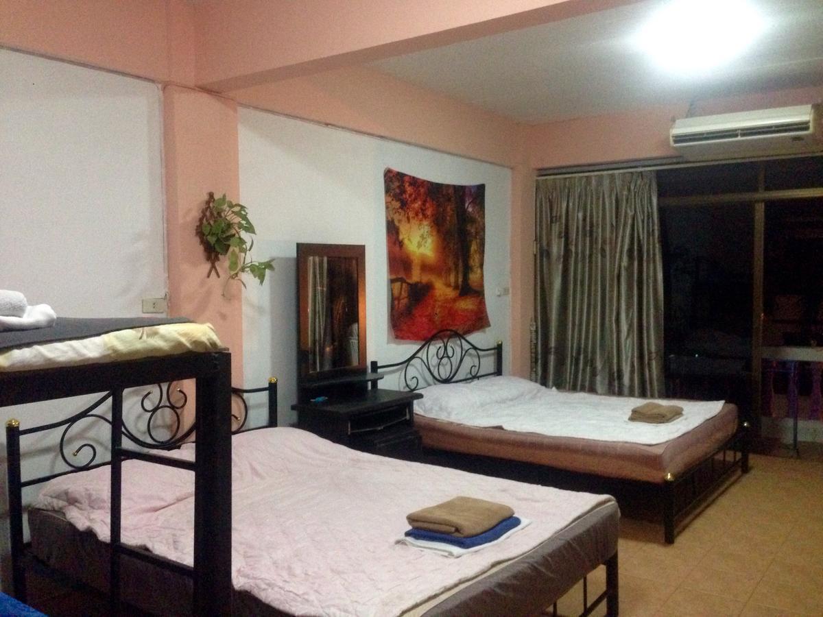Artem'S Guesthouse Pantai Jomtien Bagian luar foto