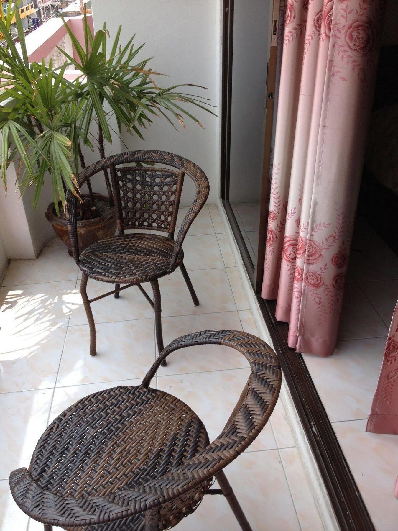 Artem'S Guesthouse Pantai Jomtien Bagian luar foto