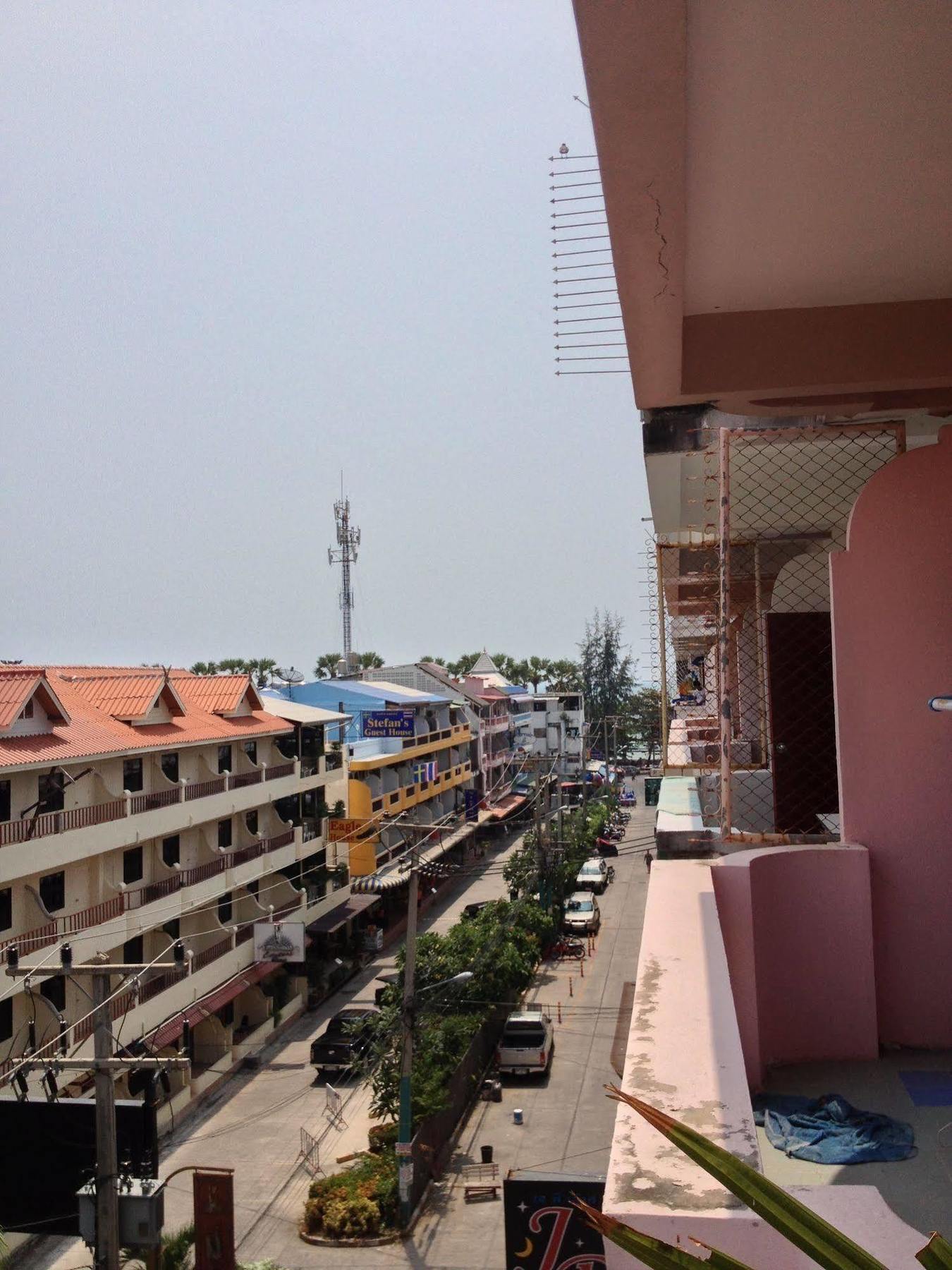Artem'S Guesthouse Pantai Jomtien Bagian luar foto