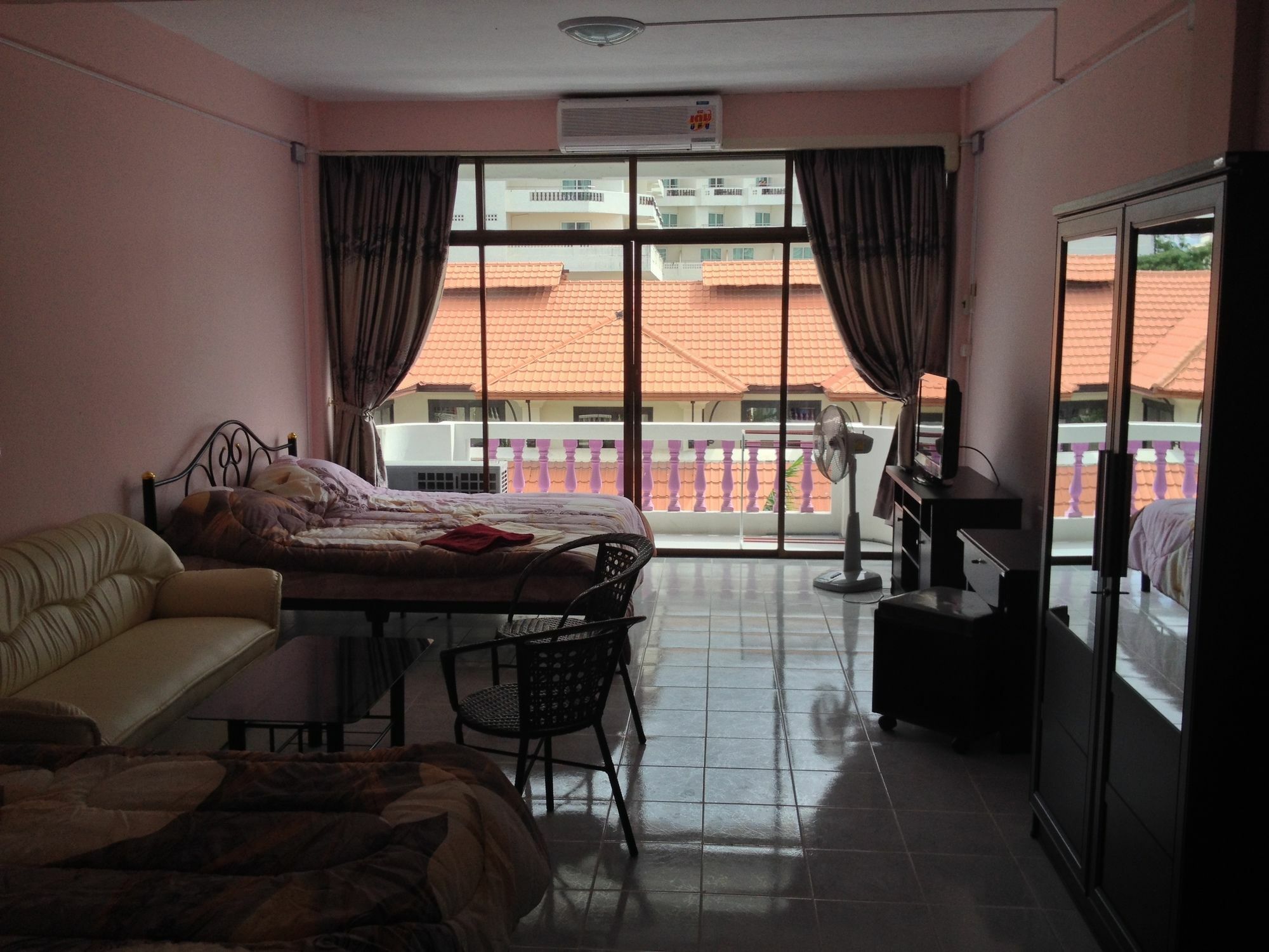 Artem'S Guesthouse Pantai Jomtien Bagian luar foto
