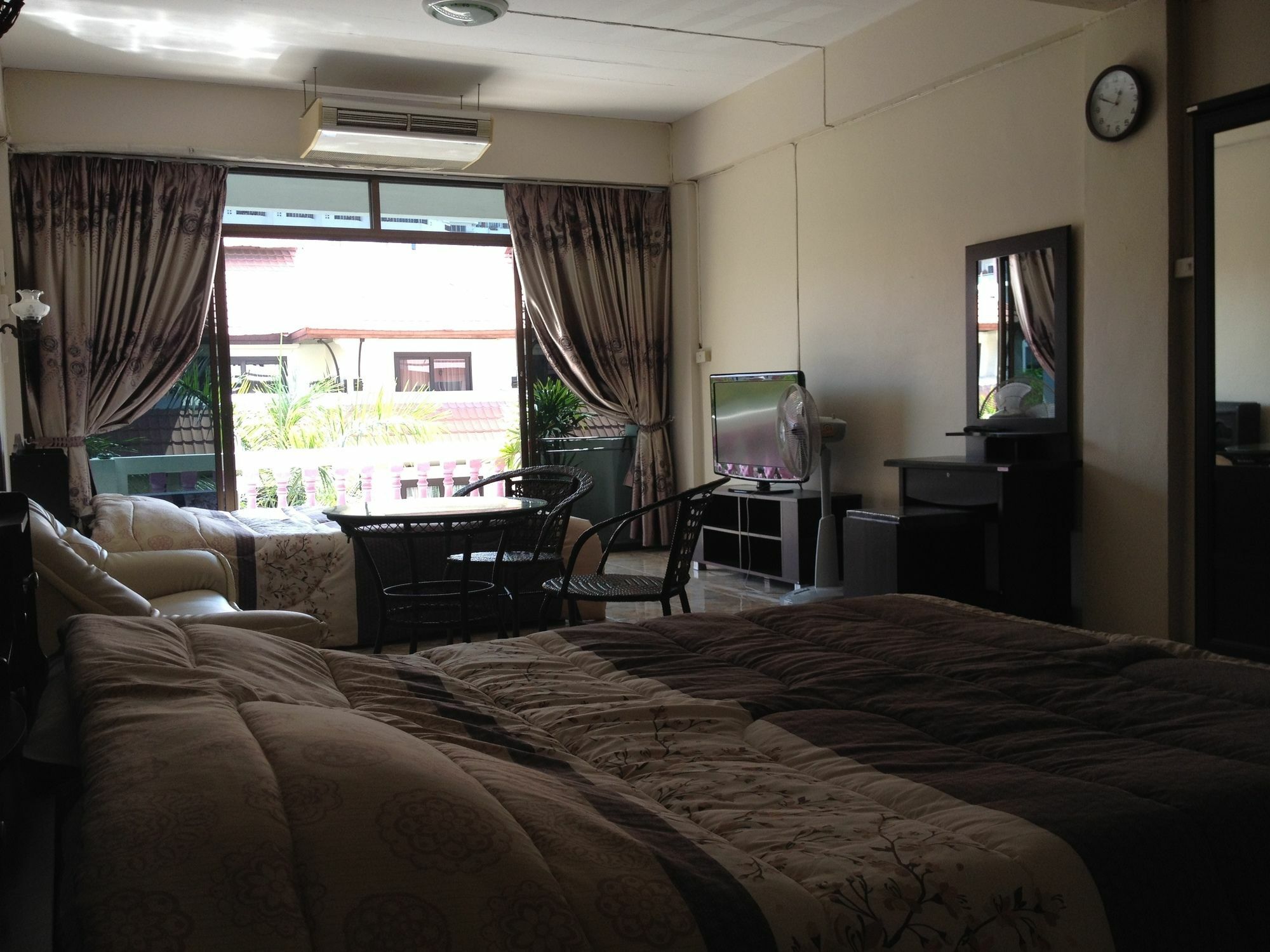 Artem'S Guesthouse Pantai Jomtien Bagian luar foto
