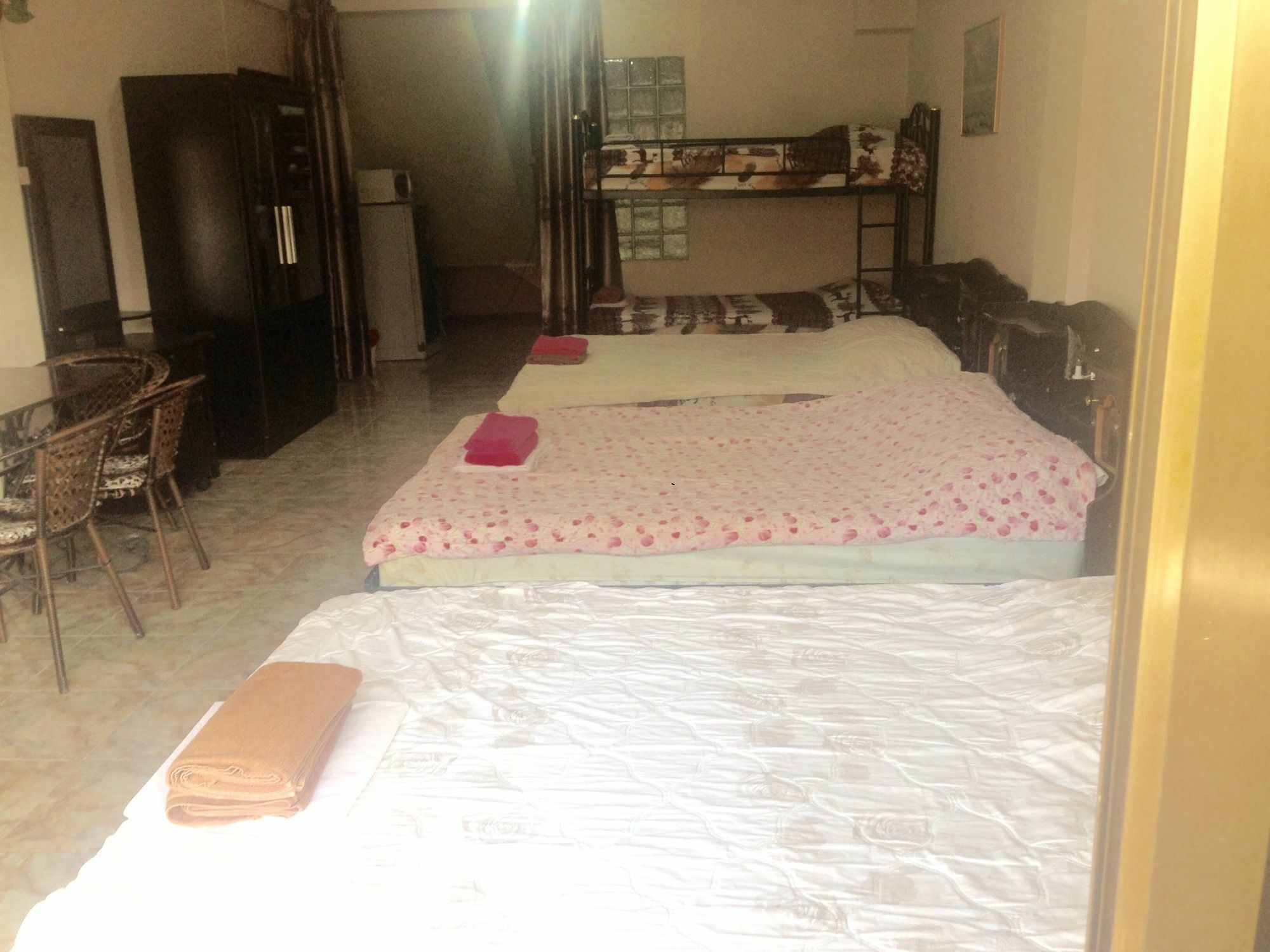 Artem'S Guesthouse Pantai Jomtien Bagian luar foto