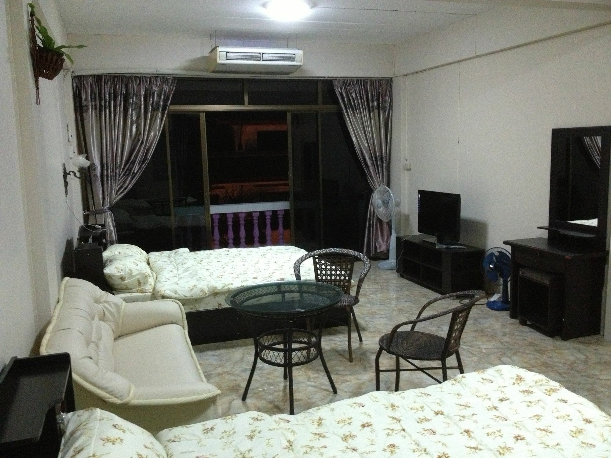 Artem'S Guesthouse Pantai Jomtien Bagian luar foto