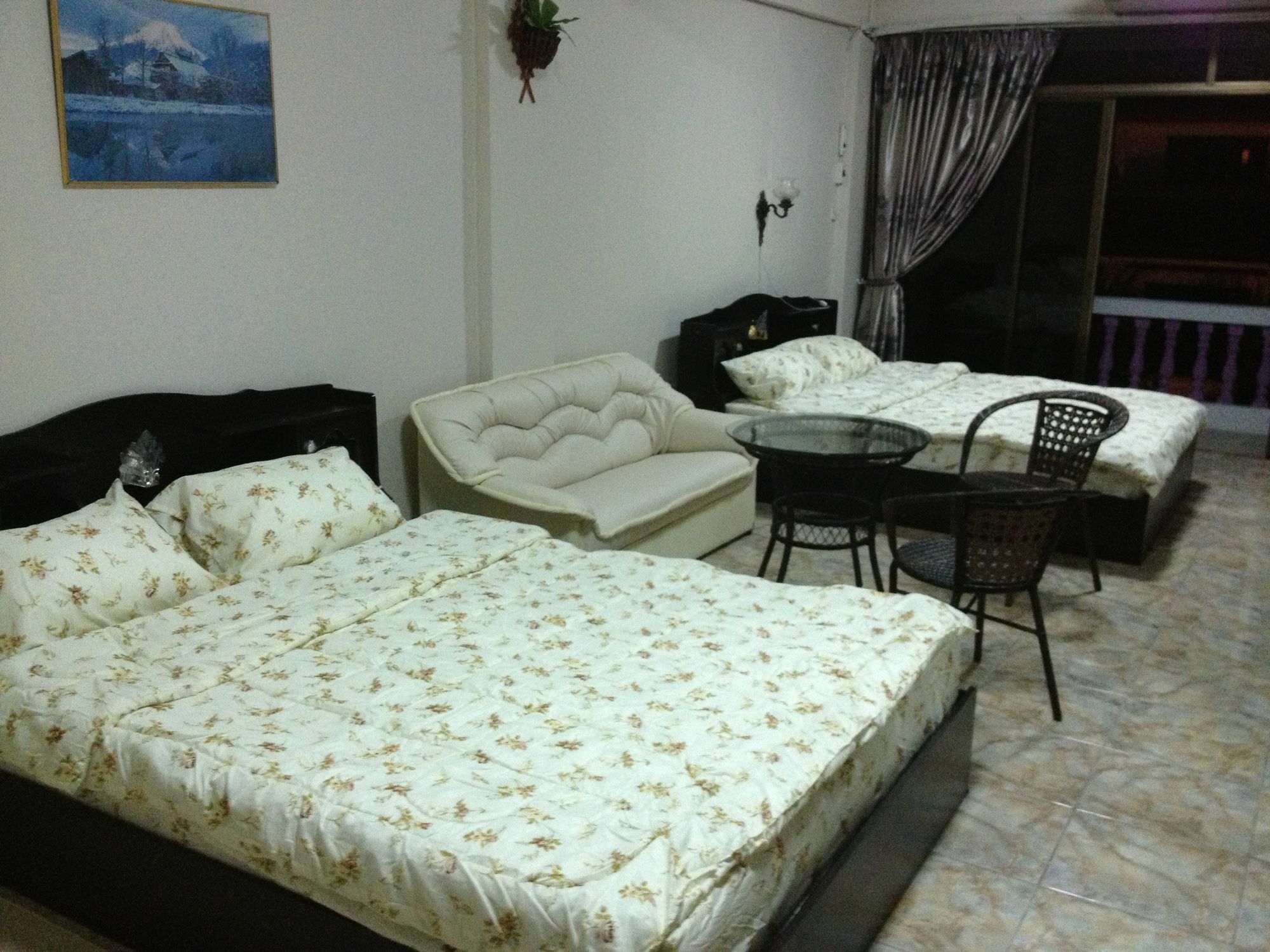 Artem'S Guesthouse Pantai Jomtien Bagian luar foto