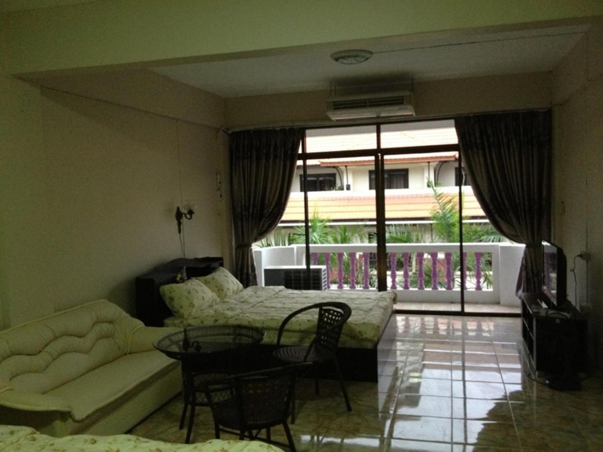 Artem'S Guesthouse Pantai Jomtien Bagian luar foto